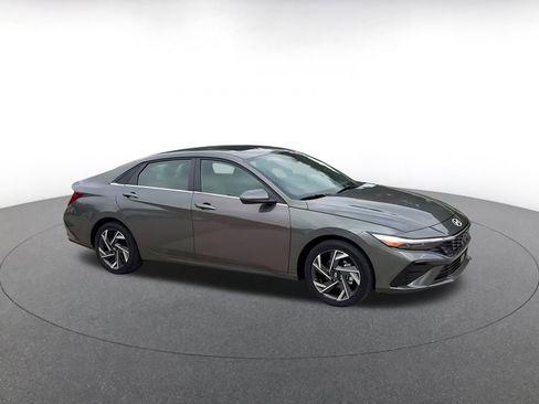 Used 2025 Hyundai Elantra Limited image 2