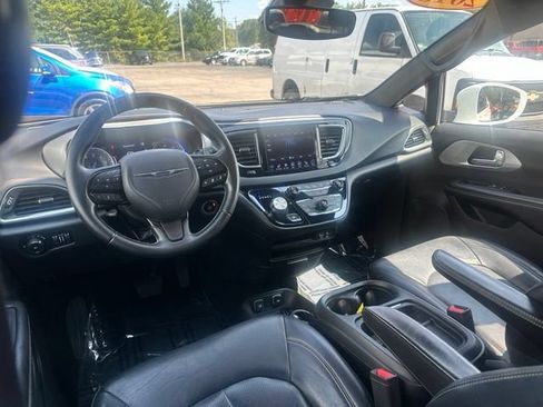 Used 2018 Chrysler Pacifica Touring-L w/ Advanced Safetytec Group FWD image 19