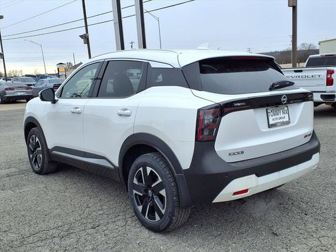 Used 2025 Nissan Kicks SR w/ Illumination Package image 2