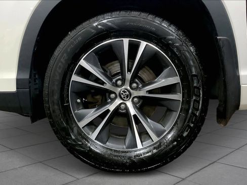 Used 2018 Toyota Highlander LE w/ Carpet Mat Package (TMS) image 20