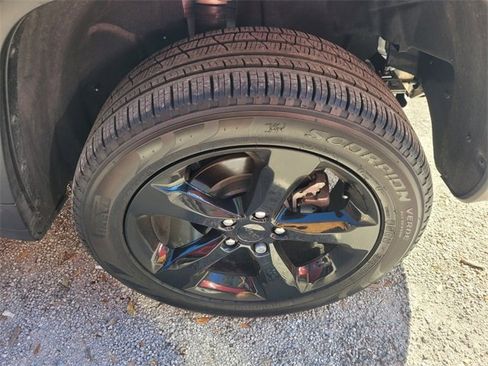 Used 2024 Jeep Grand Cherokee Limited w/ Black Appearance Package image 4