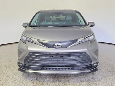 Used 2026 Toyota Sienna XLE FWD image 3