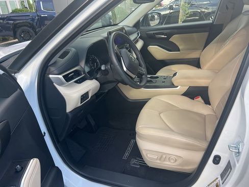 Used 2025 Toyota Highlander XLE image 6
