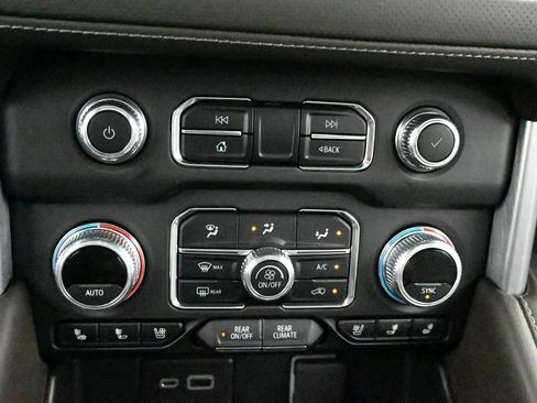 Used 2023 GMC Yukon XL SLT AWD/4WD image 16