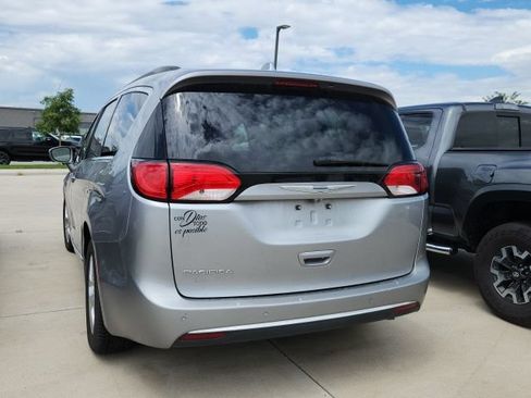 Used 2017 Chrysler Pacifica Touring-L w/ Tire & Wheel Group FWD image 2