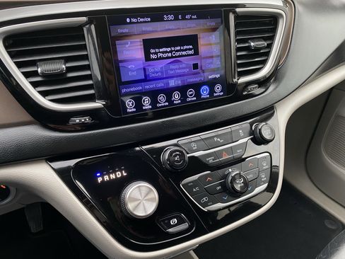 Used 2017 Chrysler Pacifica Touring-L image 14