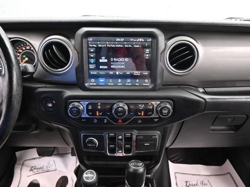 Used 2019 Jeep Wrangler Unlimited Sahara w/ Dual Top Group AWD/4WD image 18