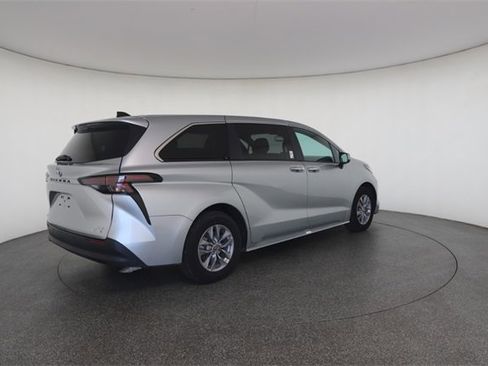 Used 2023 Toyota Sienna XLE image 19