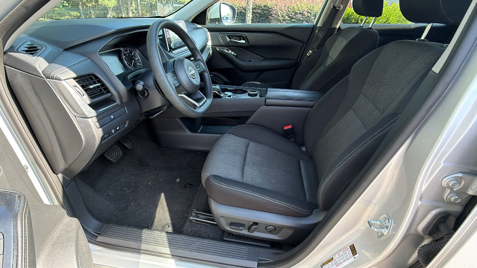 Used 2024 Nissan Rogue SV AWD/4WD image 16