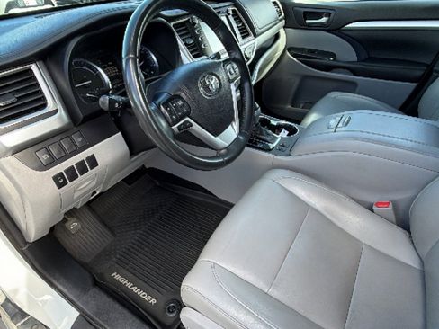 Used 2019 Toyota Highlander XLE AWD/4WD image 10
