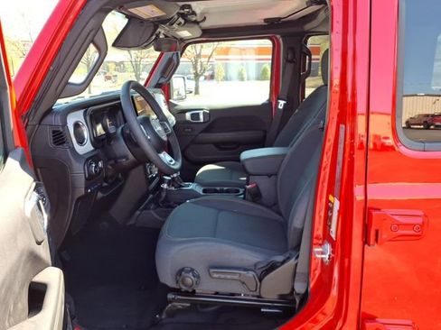 Used 2025 Jeep Wrangler Unlimited Sahara AWD/4WD image 4