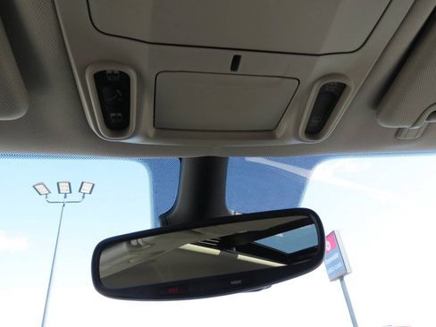 Used 2024 Chrysler Pacifica Limited w/ Trailer Tow Group FWD image 13