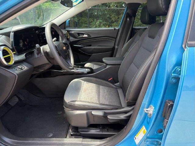 Used 2025 Chevrolet Trax LT FWD image 21