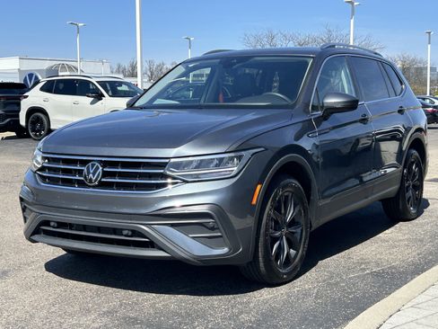Certified 2024 Volkswagen Tiguan SE image 3
