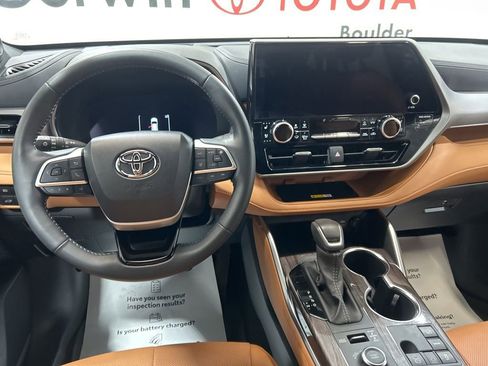 Used 2025 Toyota Highlander Platinum image 26