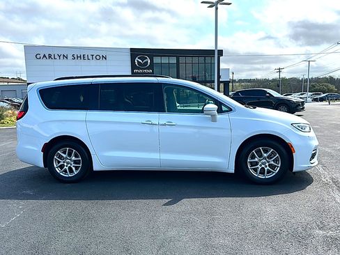 Used 2022 Chrysler Pacifica Touring-L image 9