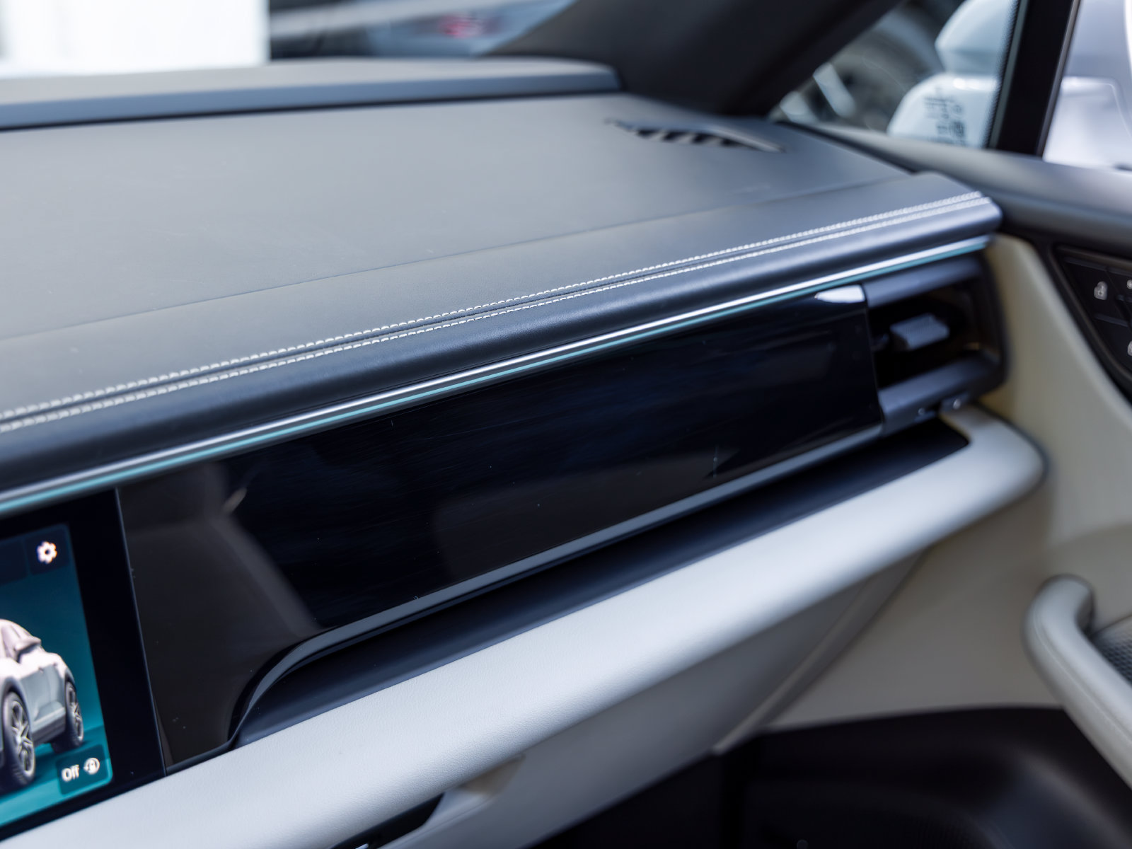 Certified 2025 Porsche Macan Electric RWD image 38