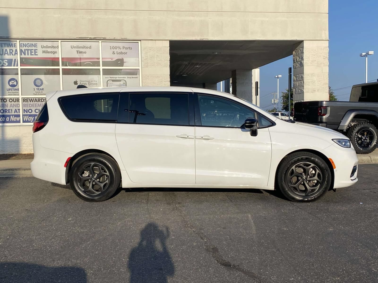 Used 2024 Chrysler Pacifica Limited FWD image 9