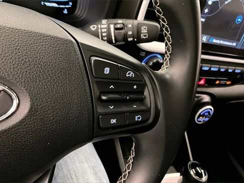 Used 2024 Hyundai Venue Limited image 24