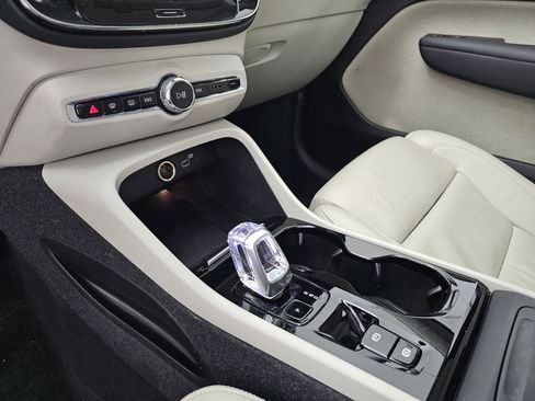 Used 2023 Volvo XC40 B5 Plus image 34