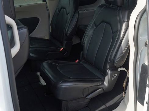 Used 2024 Chrysler Pacifica Touring-L image 10