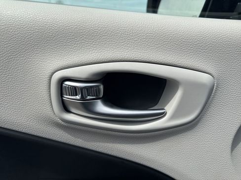 Used 2018 Jeep Compass Latitude w/ Popular Equipment Group image 11