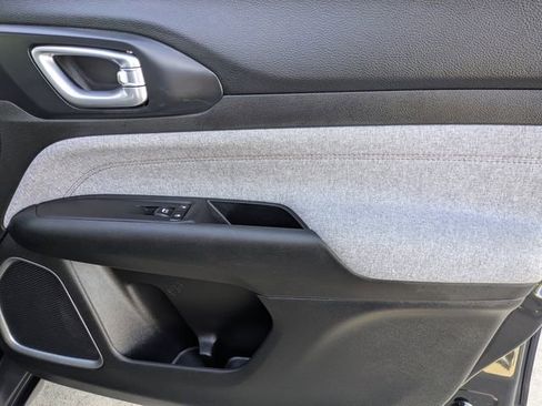 Used 2024 Jeep Compass Latitude image 34