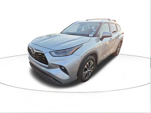 Used 2021 Toyota Highlander XLE image 4