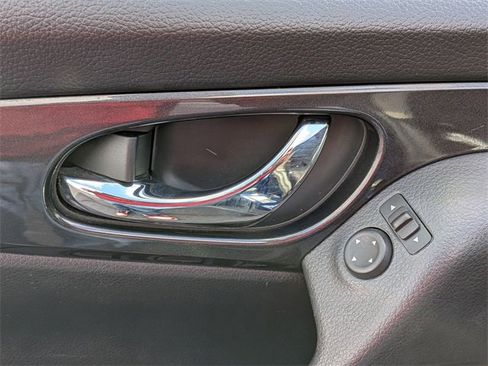 Used 2017 Nissan Rogue SV w/ SV Family Package image 13