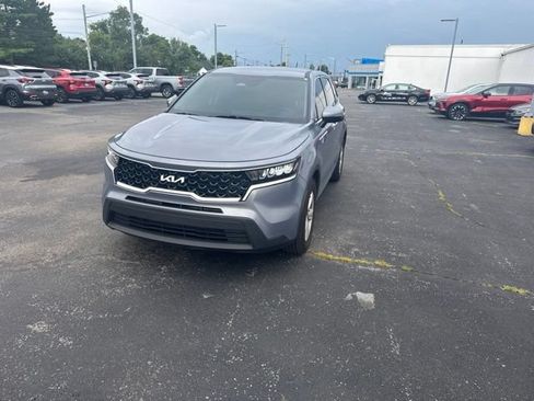 Used 2023 Kia Sorento LX FWD image 2