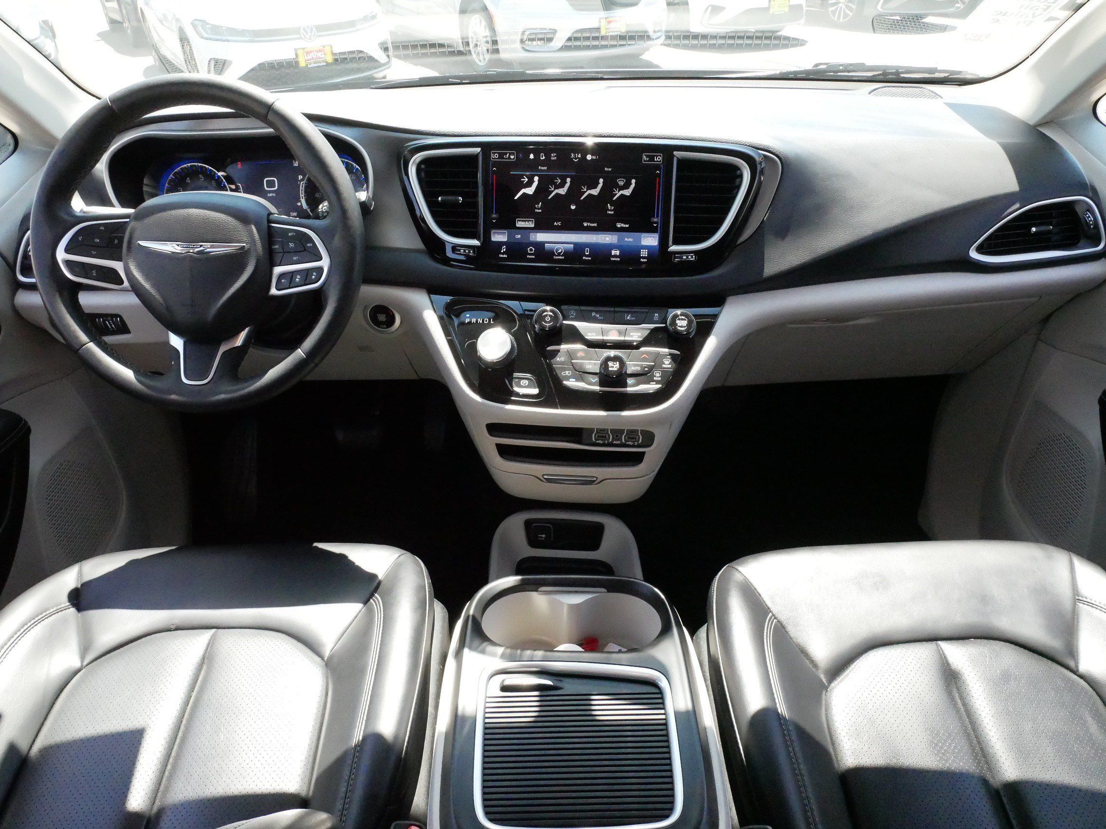 Used 2023 Chrysler Pacifica Touring-L FWD image 10