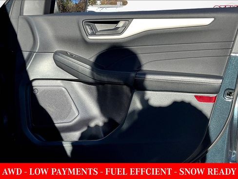Used 2022 Ford Escape SE w/ Cold Weather Package image 25