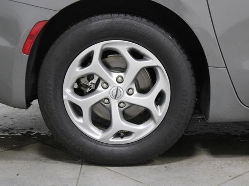 Used 2023 Chrysler Pacifica Limited FWD image 13