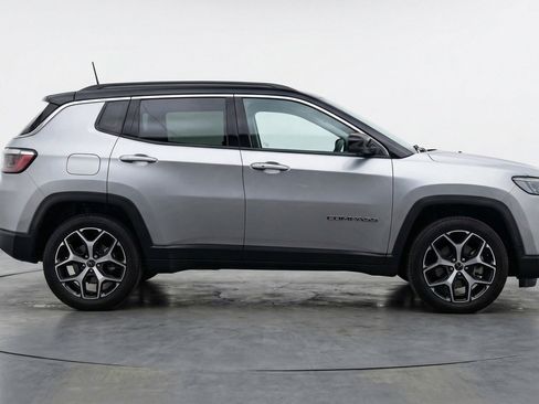 Used 2025 Jeep Compass Limited image 11