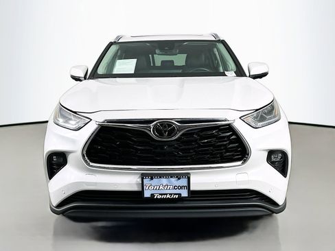 Used 2024 Toyota Highlander Limited AWD/4WD image 2