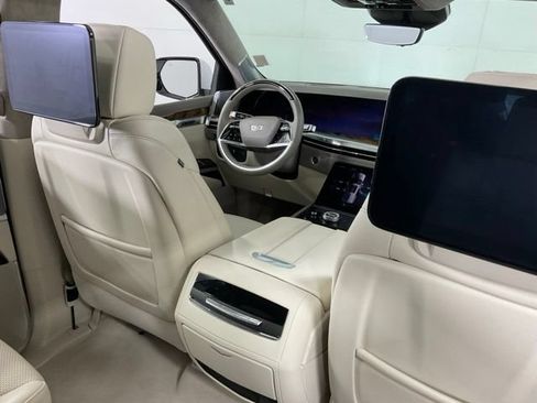 Used 2025 Cadillac Escalade ESV Premium Luxury Platinum AWD/4WD image 31