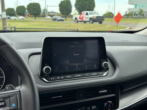 Used 2025 Nissan Rogue SV AWD/4WD image 16