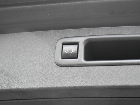 Used 2022 Toyota Highlander LE AWD/4WD image 40