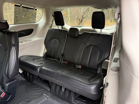 Used 2022 Chrysler Pacifica Touring-L image 16
