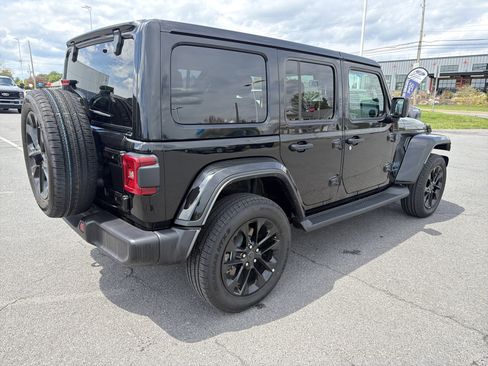 Used 2025 Jeep Wrangler Unlimited Sahara AWD/4WD image 3