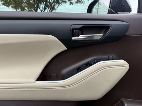 Used 2022 Toyota Highlander XLE image 31