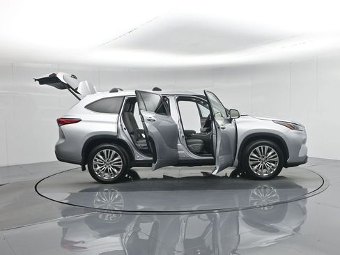 Used 2022 Toyota Highlander Platinum image 4