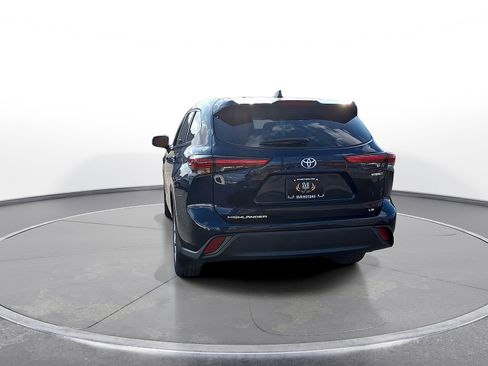 Used 2022 Toyota Highlander LE AWD/4WD image 6