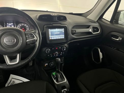 Used 2019 Jeep Renegade Latitude w/ Cold Weather Group image 34