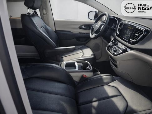 Used 2023 Chrysler Pacifica Touring-L FWD image 10
