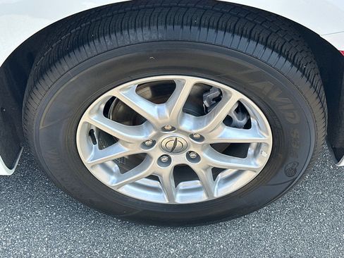 Used 2024 Chrysler Pacifica Touring-L image 15