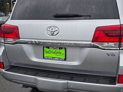 Used 2016 Toyota Land Cruiser image 16