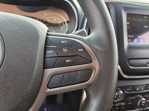Used 2021 Jeep Cherokee Latitude FWD image 23