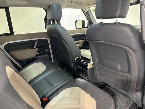 Used 2024 Land Rover Defender 130 X-Dynamic SE image 27