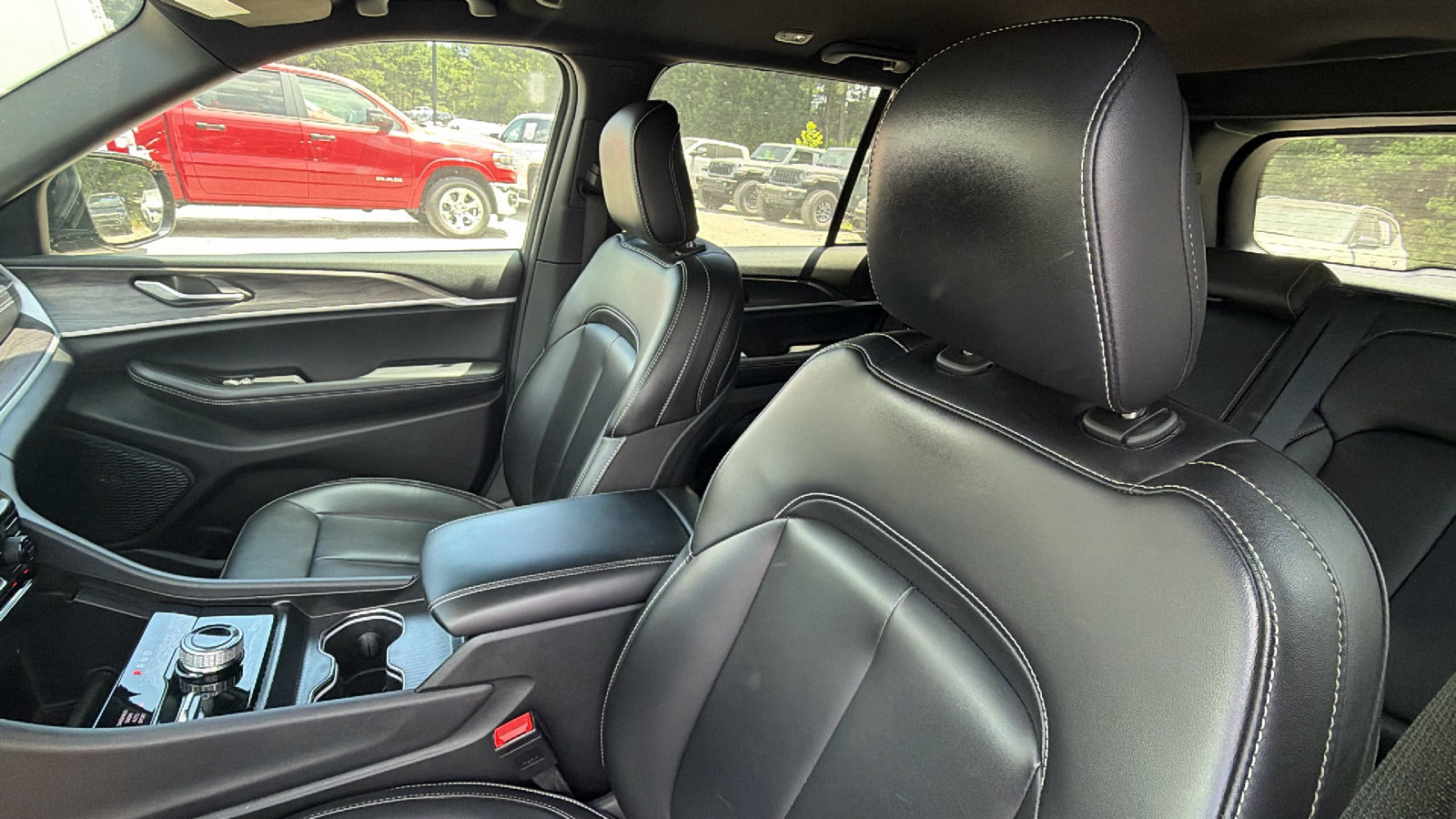 Used 2025 Jeep Grand Cherokee Limited w/ Black Appearance Package AWD/4WD image 17
